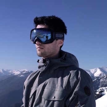 Mann mit einer Skibrille